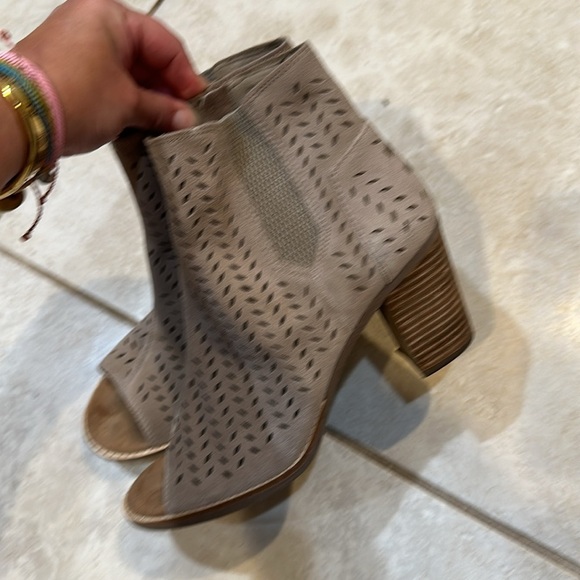 Tom’s Tan Suede Majorca Stacked Heel Perforated Booties Boots 9 - Picture 6 of 8